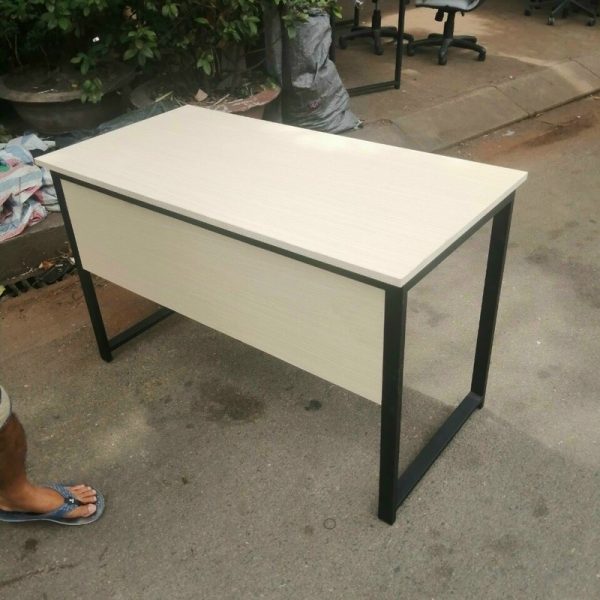 Bàn làm việc cũ chân sắt 1m2 màu kem