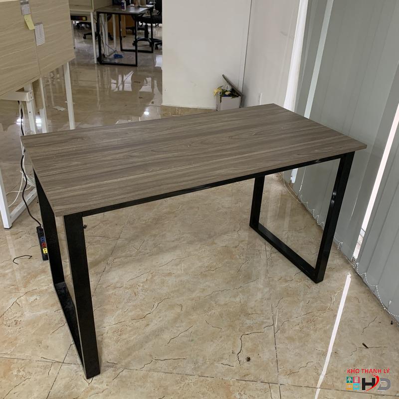 ban lam viec chan sat thanh ly