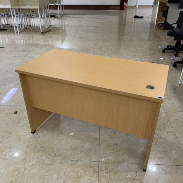Bàn làm việc cũ 1m2 không hộc màu vàng