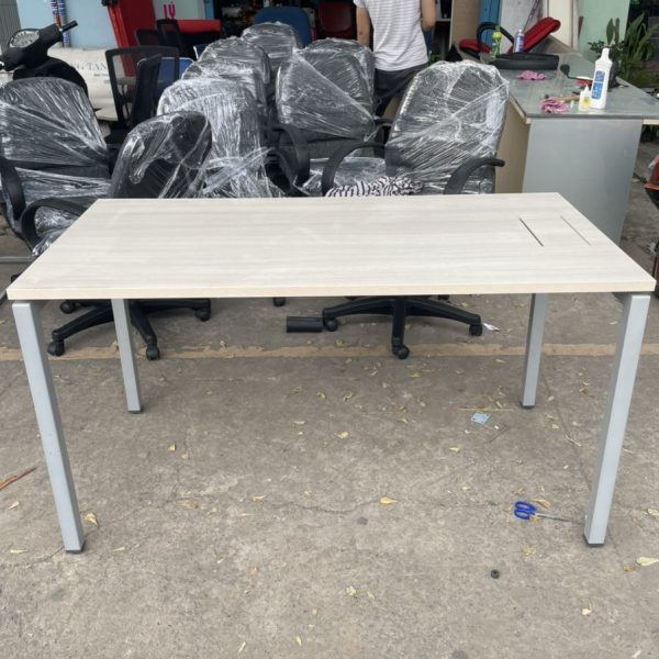 Bàn làm việc chân sắt cũ 1m4 x 70cm hàng lắp đặt