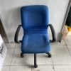 Ghế xoay văn phòng lưng trung cũ màu xanh