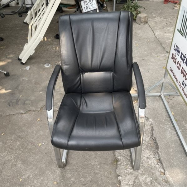 Ghế chân quỳ cũ có tay vịn bọc simili màu đen