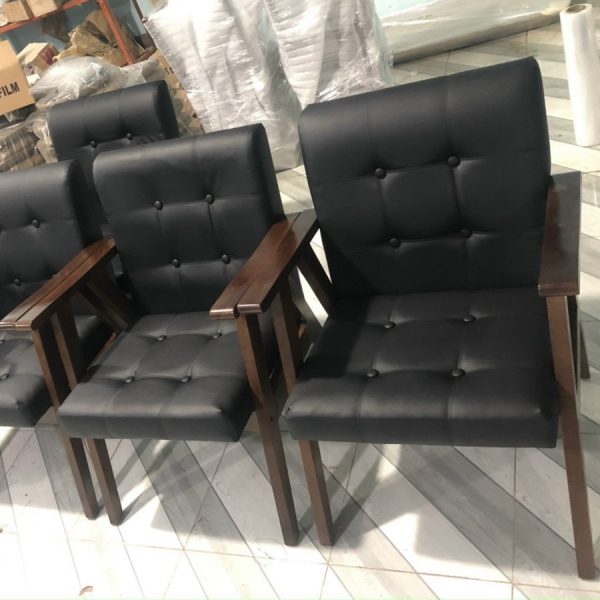 Ghế sofa đơn chân gỗ bọc simili màu đen