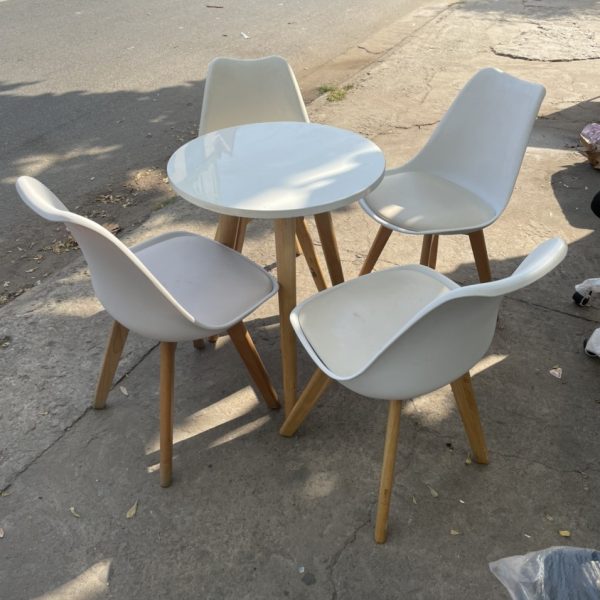 Bộ bàn ghế Eames trắng 4 ghế cũ