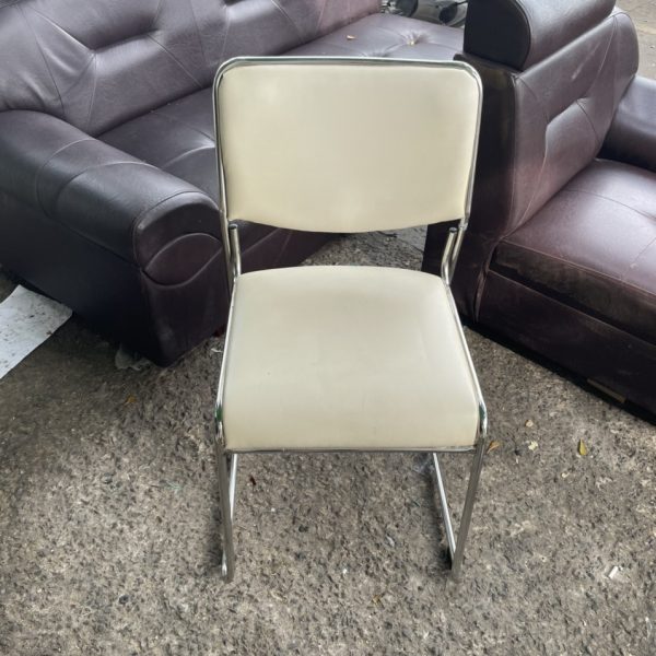 Ghế chân quỳ inox cũ nệm trắng