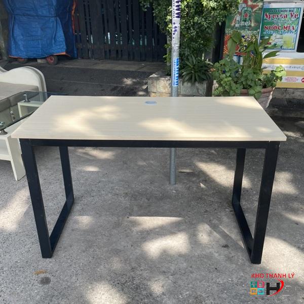 ban lam viec chan sat chu u cu