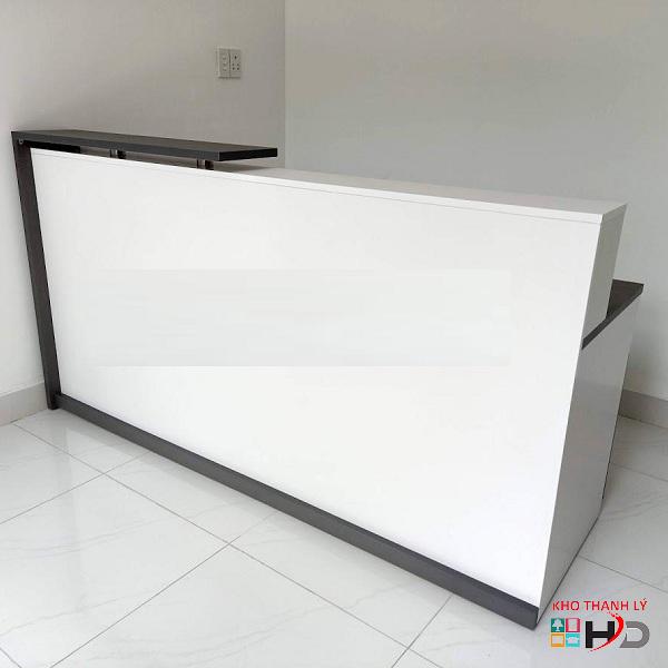 Quầy lễ tân thẳng 2m cạnh đen giá rẻ