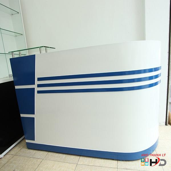 Quầy lễ tân bo cong 2m trắng xanh