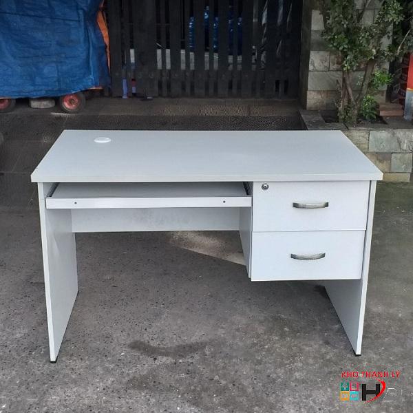 ban lam viec 1m2 co 2 hoc mau trang