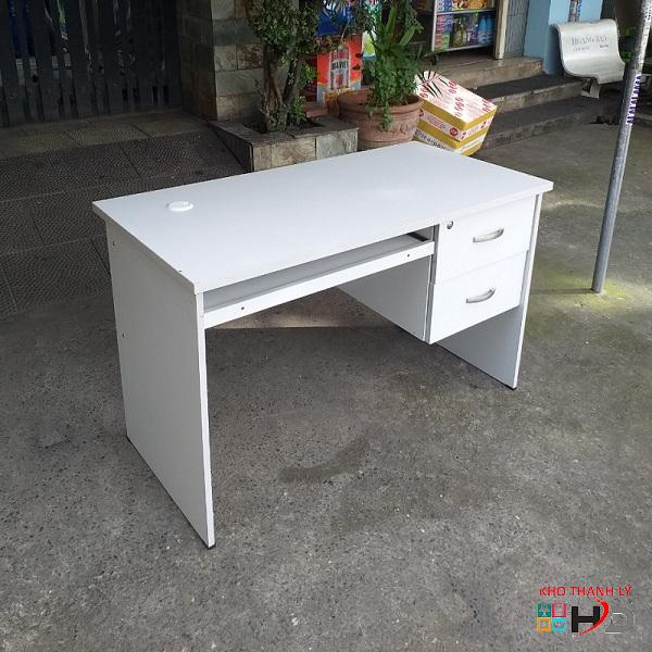 ban lam viec 1m2 co 2 hoc mau trang1