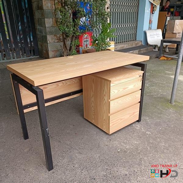 ban lam viec chan sat 1m2 kem cabinet