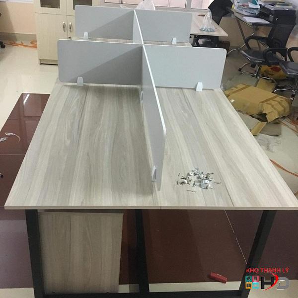 ban cum vach ngan 4 cho ngoi chan sat bàn làm việc vách ngăn 4 chỗ chân sắt