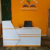 Quầy lễ tân 1m6 trắng viền cam giá rẻ
