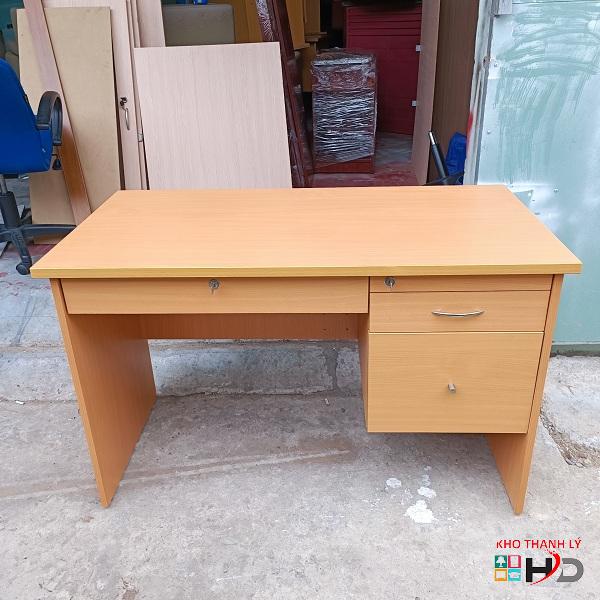 ban lam viec 1m2 vang 2 hoc gia re