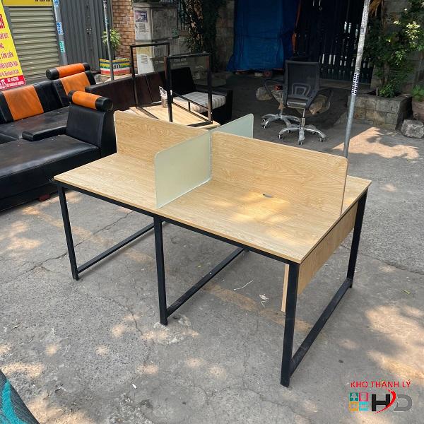 ban-cum-4-cho-co-vach-ngan-1 Bàn cụm vách ngăn 4 chỗ