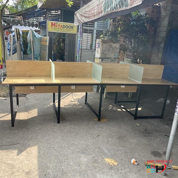Bàn Làm Việc Cụm 8 Chỗ Có Vách Ngăn
