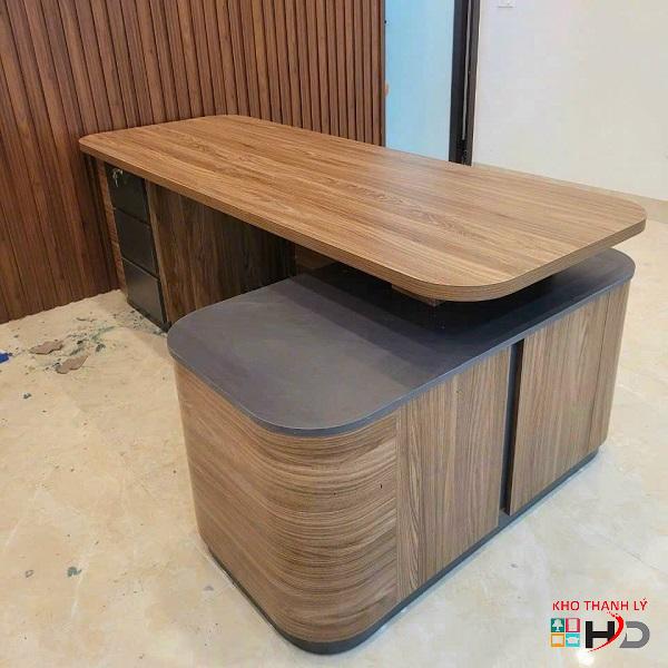 ban-giam-doc-hien-dai-1