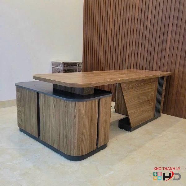 ban-giam-doc-hien-dai