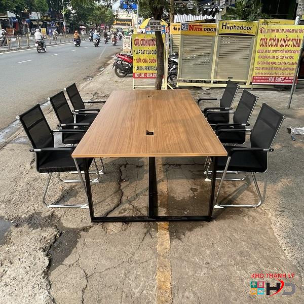 ban-hop-6-ghe-chan-quy