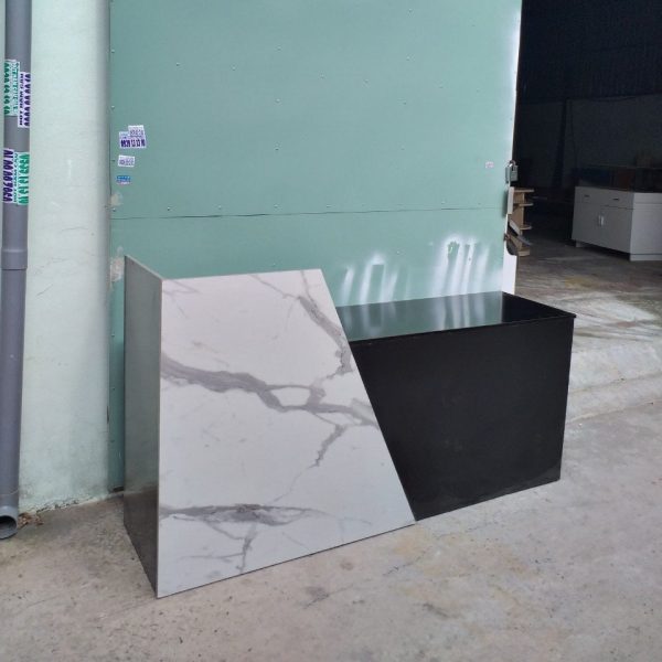 Quầy lễ tân đen phối vân đá