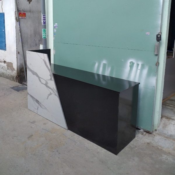 Hình ảnh quầy lễ tân vân đá phối đen