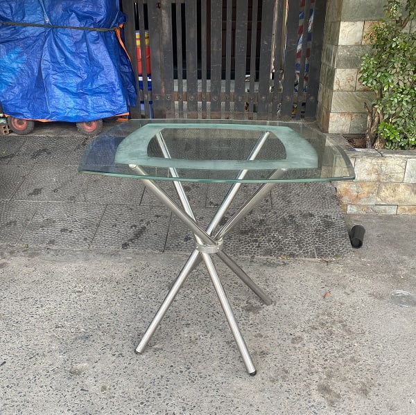 Bàn mặt kính chân inox thanh lý