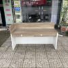 Quầy lễ tân trắng phối vân gỗ 1m8