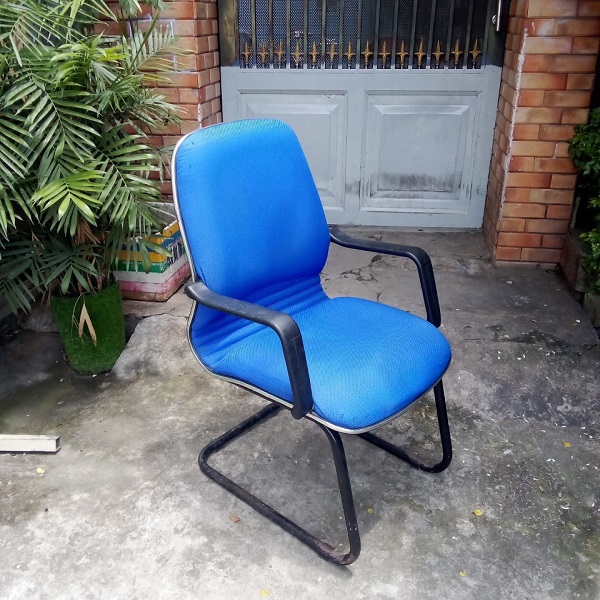 Ghế chân quỳ bọc vải màu xanh thanh lý