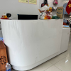 Quầy thu ngân shop thời trang uốn cong