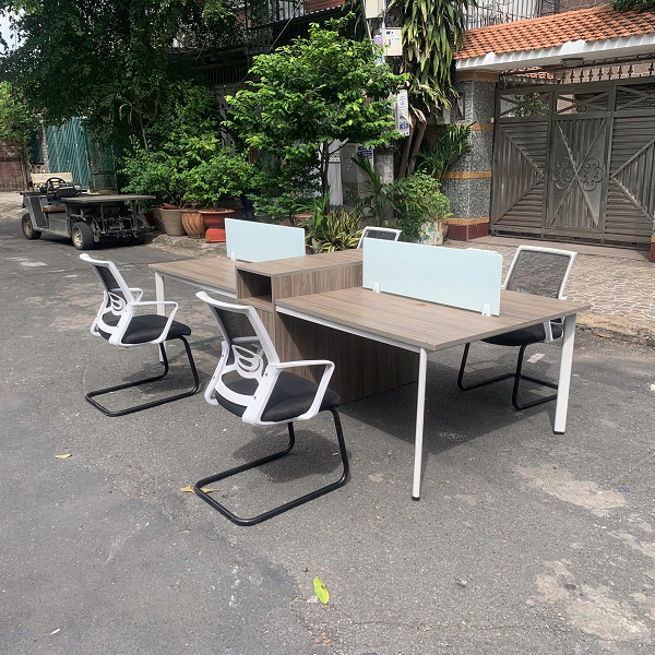 Ban nhan vien 4 cho ngoi co hoc tu 1