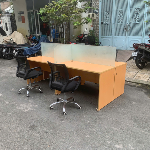 Bàn làm việc 4 người ngồi có vách ngăn 2m4