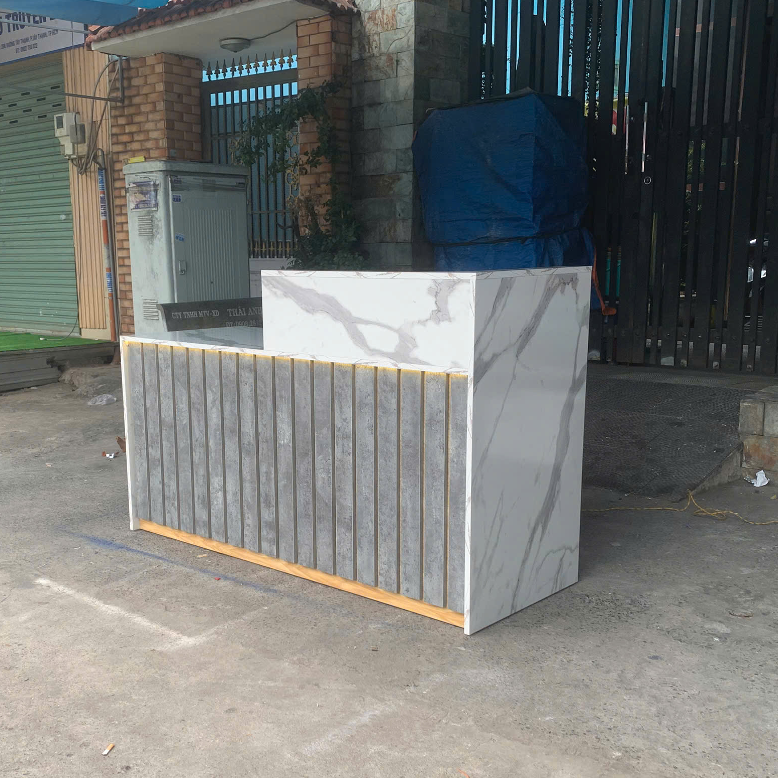 quay le tan van da 1m6 Quầy lễ tân vân đá 1m6 có đèn led